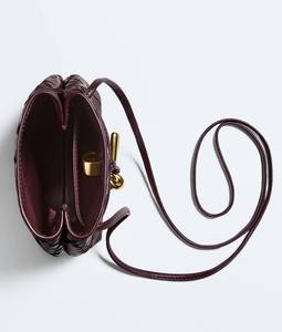 Funda para teléfono Bottega BV Andiamo en cuero nappa Intrecciato con cierre de nudo distintivo y correa deslizante Veneta - Product Image 3