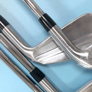 Version 2023 Nouveaux clubs de golf pour hommes 790, fers de golf argentés 7 pièces 4-P, flexibilité R/S/SR, tiges en acier/graphite avec couvre-tête - Product Image 5