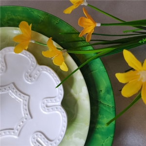 Assiettes à dessert blanches françaises en relief à prix abordable, décorées de fleurs, pour apéritifs et fêtes - Product Image 2