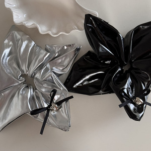Brillante negro/plata Color PU cuero cuadrado en forma de pelo Scrunchies Cool Girls accesorios para el cabello lazos para el cabello con corazón encanto/lazo - Product Image 4