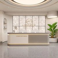 Bureau de réception moderne en bois avec éclairage LED, hauteur réglable, design écologique pour hôtels, bureaux et espaces commerciaux