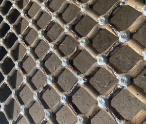 प्रत्यक्ष कारखाने वितरण संक्षारण-प्रतिरोधी उच्च पहनने प्रतिरोधी वेल्डेड स्क्रीन मैंगनीज स्टील अयस्क कंपन खनन के लिए लागू - Product Image 3