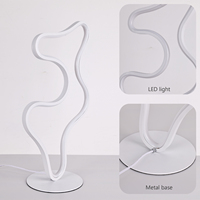 Lampe de table LED moderne avec corps en bambou simple Nouveau design créatif pour la décoration de la maison Lampe de bureau de chevet ou d'étude