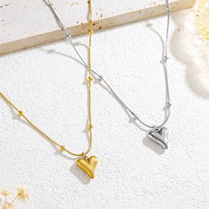 Collar con colgante de corazón hinchado de acero inoxidable en oro PVD de 18 quilates con cadena de hueso de serpiente con acento de cuentas | Impermeable e hipoalergénico - Product Image 1