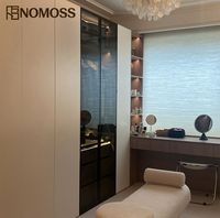Conception de dressing sur mesure de luxe moderne avec organisation personnalisée pour les intérieurs de villas haut de gamme