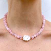 Collier ras du cou délicat d'été en pierres naturelles colorées avec perles baroques, colliers perlés faits à la main tendance pour femmes et hommes