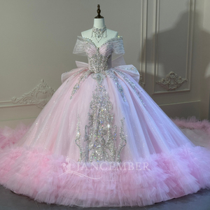Robe de bal de Quinceañera de luxe XS295 rose avec broderie sur les épaules, imprimé, nœud et traîne chapelle, 100 % polyester - Product Image 1