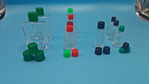 Flacon de médicament en plastique PP avec pompe pulvérisatrice, fermeture à vis, non rechargeable, un capuchon pour plusieurs utilisations - Product Image 1