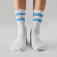 Chaussettes de basket-ball athlétiques avec logo personnalisé Chaussettes longues rayées en coton peigné Chaussettes tendance pour hommes