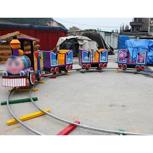 قطار ملاهي للأطفال في مركز تجاري على قطار كهربائي مع مسارات للبيع