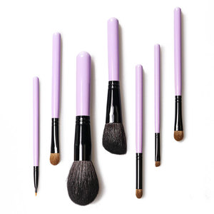 Ensemble de 7 pinceaux de maquillage vegan personnalisés avec logo de marque privée, poils en nylon, manche en bois violet, virole noire, pour cadeau d'entreprise - Product Image 1