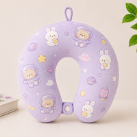 Oreiller de voyage en forme de U Hoshom avec imprimé ours astronaute et fusée spatiale, coussin de nuque en peluche douce pour enfants avec bouton-pression et boucle de suspension