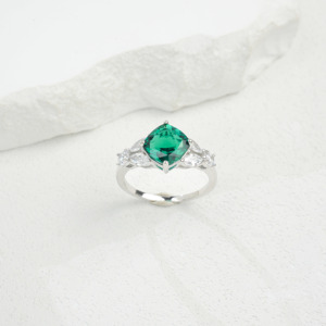 Anillo de Esmeralda Cultivada en Laboratorio en Plata de Ley 925, Hipoalergénico, Resistente al Deslustre, Regalo de Joyería Fina - Product Image 2