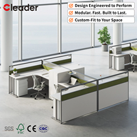 Poste de travail modulaire industriel avec cloison en maille d'aluminium et structure métallique pour usine et bureau