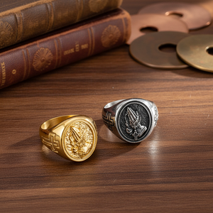 Anillo de hombre HOPHIP de acero inoxidable con cruz de manos en oración - Product Image 2