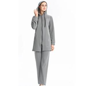 Vêtements de sport modestes pour femmes musulmanes, ensemble de survêtement islamique léger et rapide à sécher pour activités de plein air - Product Image 4