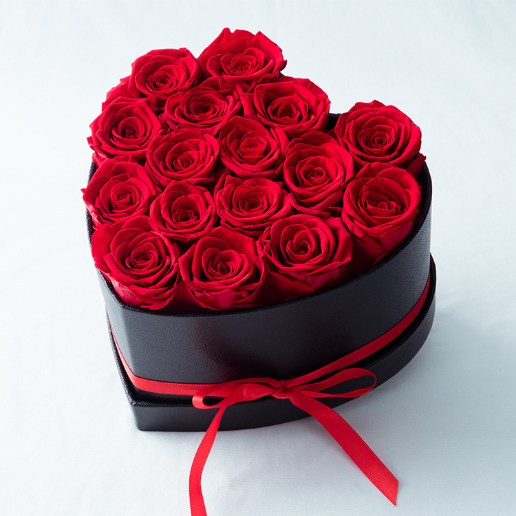Caja roja pequeña con 7 corazones.