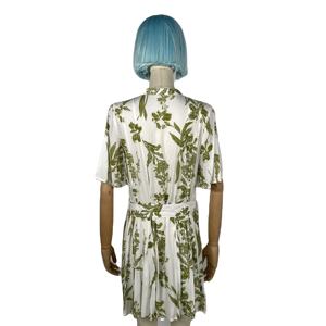 Abito Midi Casual da Donna Eco-Friendly in Tessuto Intrecciato con Stampa Botanica Verde, Scollo a V, Bottoni Frontali, Mezze Maniche e Cintura Annodata - Product Image 3