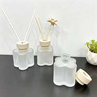 Bouteille diffuseur en forme de fleur 100 ml en promotion avec bâtonnets en rotin pour huiles aromatiques