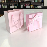Boîte cadeau en carton rigide recyclé de luxe avec logo personnalisé, fermeture magnétique et doublure en éponge pour usage cosmétique