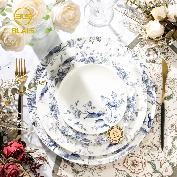 Düğün seramik mavi tavuskuşu suplalar çiçek ile çevrili, yüksek kaliteli mavi porselen yemek takımı toptan