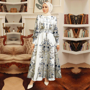 Robe longue musulmane décontractée pour femme, modèle noir, style Abaya, imprimée, à manches longues, en brocart, pour les occasions spéciales et les hijabs. - Product Image 2