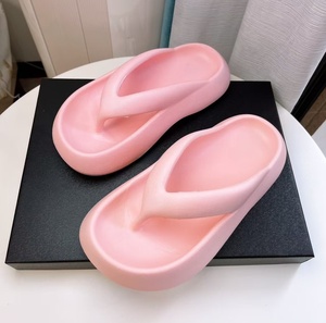 Sandalias de plataforma con cuña y estilo slip-on para mujer, marca Dopaminer, con suela de EVA que brinda sensación de nube, ideales para usar en casa y en la playa. - Product Image 2