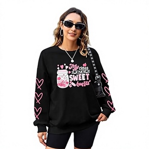 Sudadera extragrande negra para mujer con estampado de corazones rosas y gráfico de "My Class Is Sweet Hearts", cuello redondo y manga larga. - Product Image 1