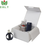 Coffret cadeau en carton estampé et gaufré à l'or pour bougies de baptême