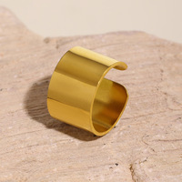 Hochwertiger 18K PVD-vergoldeter Edelstahlring, schlicht, breit, offen, mit hochglänzendem Finish für Hochzeits- und Verlobungsgeschenke.