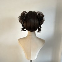 Perruque complète Lolita avec de jolis et coquins chignons doubles, des bourgeons floraux et une frange latérale pour filles.