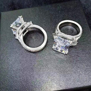 Anello quadrato in cristallo da donna, accessorio minimalista alla moda per l'uso quotidiano - Product Image 3