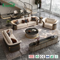 Ensemble complet de mobilier de salon crème et or : Canapé en cuir avec table basse en marbre – Solution tout-en-un pour mobilier de villa