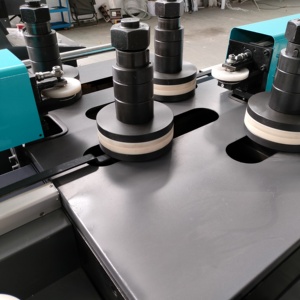 Máquina dobladora de 4 rodillos para perfil de aluminio Máquina dobladora de tubos de escape Máquina dobladora de perfiles <span class=keywords><strong>CNC</strong></span> - Product Image 5