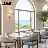 Ensemble de table et de chaises de restaurant haut de gamme J2S, avec chaises rembourrées et tables en marbre, pour la conception de projets hôteliers