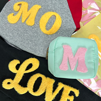 Patchs en fourrure chenille personnalisés avec logo LOVE MOM, lettres, patchs moelleux, transfert thermique DTF, patchs moelleux à repasser pour vêtements, chapeaux