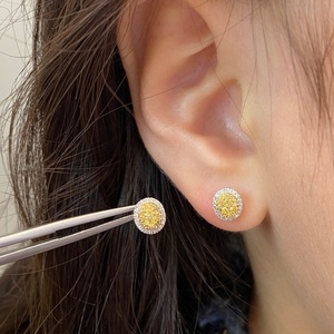 ต่างหูเพชรทรงรีสีเหลืองแฟนซีทองคำแท้ 18K ยี่ห้อซินฟลาย ประดับเพชรธรรมชาติคุณภาพระดับเฮียร์ลอม รับรองโดยบุคคลที่สาม เหมาะสำหรับทั้งชายและหญิง - Product Image 6