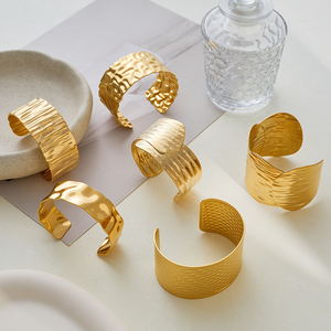 Bracelet ajustable en acier titane à large bande, ouverture concave-convexe, avec un design audacieux et exagéré en acier inoxydable - Product Image 1