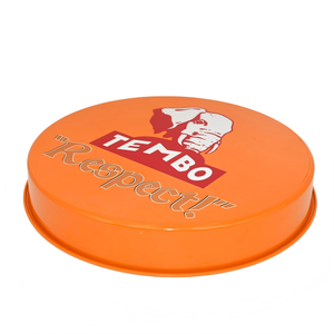 Plateau de service rond en fer blanc rouge avec logo personnalisé, rebord surélevé, pour bière et vin, idéal pour les bars et restaurants - Product Image 2
