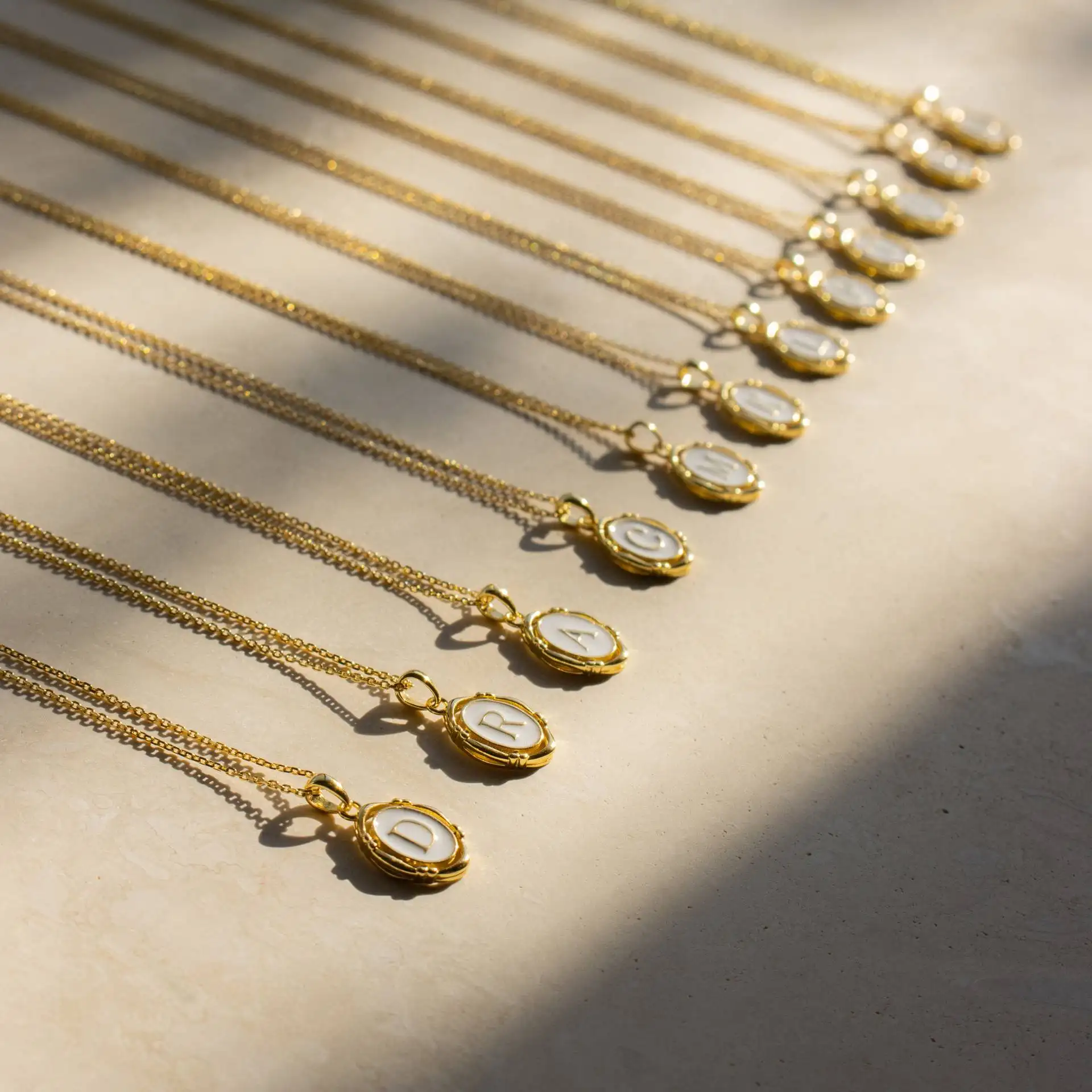 Großhandel Weibliches wasserdichtes Edelstahl-Initial buchstabe Anhänger-Halsband 18K echtes vergoldetes Charman-Halsband als Geschenk
