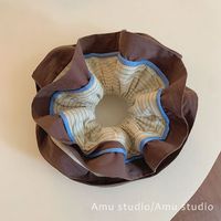 Chouchou coréen vintage bleu clair rayé en dentelle double couche avec élastique pour femme, idéal pour une coiffure élégante en queue de cheval ou chignon pour les soirées.