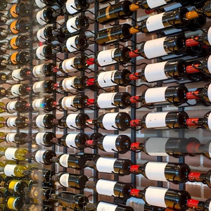 Étagère à vin modulaire en métal, design ondulé, cadre carré, affichage incliné, hôtel, villa privée <span class=keywords><strong>de</strong></span> luxe, bar à domicile personnalisé, luxe léger - Product Image 1