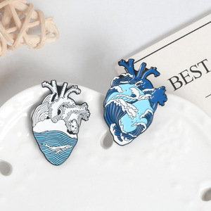 Spilla in metallo smaltato rigido con motivi misti: Cuore Anatomico, Onda, Rosa, Pianeta, Cervello, Mani che si abbracciano, Decorazione artistica medica - Product Image 3