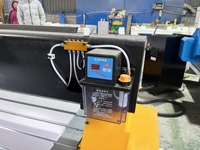 Router CNC AR1325 para trabajar la madera, económico, con tamaño de trabajo de 1300x2500 mm, husillo refrigerado por agua de 3.7kw y lubricación automática.
