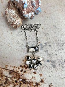 สร้อยคอเงินแท้ชุบทองประดับหินบัฟฟาโลสีขาวแบบฝังขอบ - Product Image 3