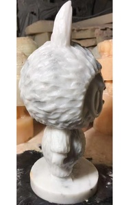 Ornement sculpté en marbre naturel poli Labubu pour villa moderne, imperméable, avec personnage <span class=keywords><strong>de</strong></span> dessin animé gravé - Product Image 5