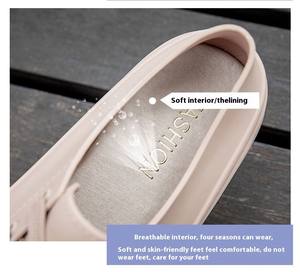 Vente en gros <span class=keywords><strong>de</strong></span> bottes <span class=keywords><strong>de</strong></span> <span class=keywords><strong>pluie</strong></span> en PVC naturel blanc tendance pour femmes chaussures d'extérieur imperméables antidérapantes semelle intérieure en PP doux hiver été - Product Image 3