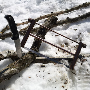 Scie à main multifonctionnelle d'extérieur, lame en acier de 580 mm, coupe maximale de 12 pouces, outil de camping portable pour la coupe du bois - Product Image 1