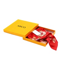 Carton de logo personnalisé de luxe T-Shirt rigide vêtements vêtements écharpe en soie boîte d'emballage cadeau stratification brillante pour chaussettes bougies