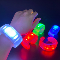 Nouveau bracelet lumineux LED télécommandé rechargeable avec logo personnalisé, idéal pour les festivals de musique et les concerts